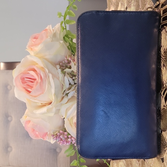 Authentic Prada zippy wallet - Picture 2 of 8